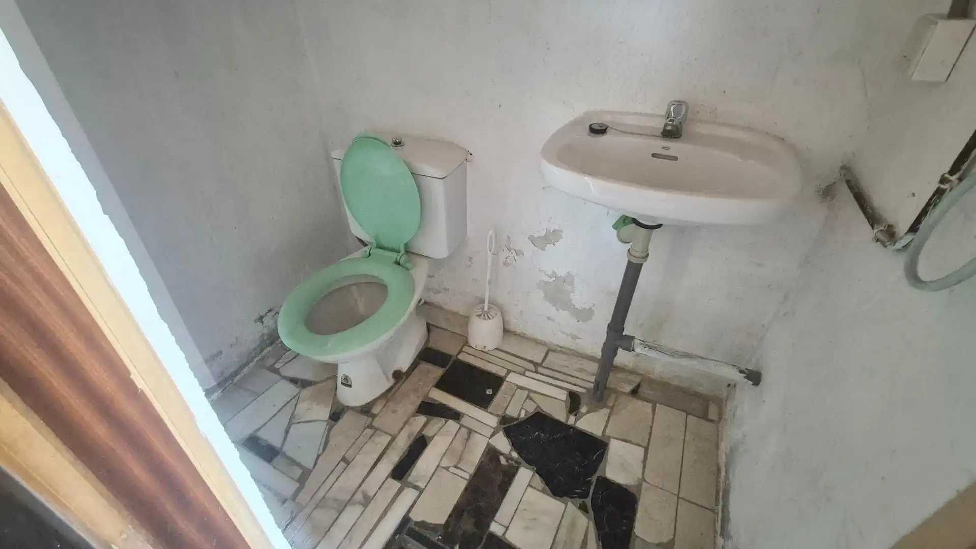 Bathroom of Houses for sale in Calvarrasa de Abajo  with Heating, Storage room and Furnished