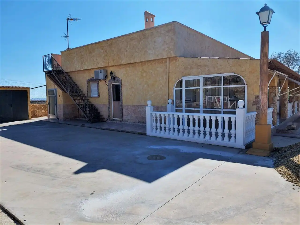 Außenansicht von Wohnung zum Verkauf in Elche / Elx mit Privatgarten, Schwimmbad und Möbliert