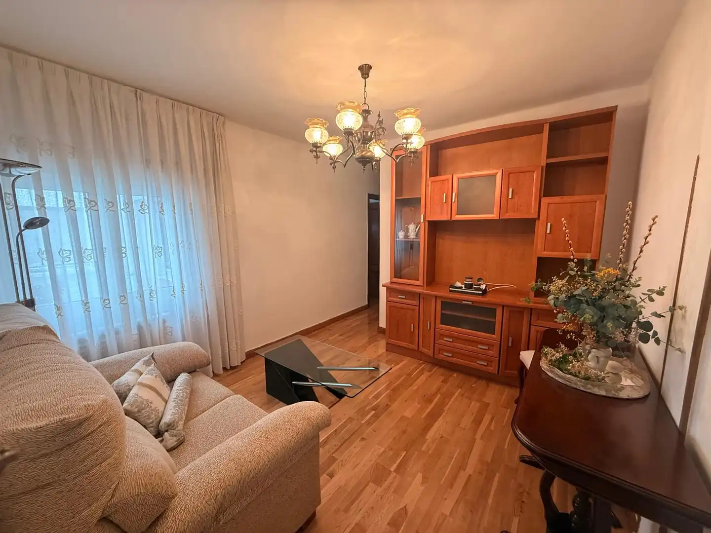 Sala d'estar de Pis en venda en Oviedo  amb Calefacció, Terrassa i Traster