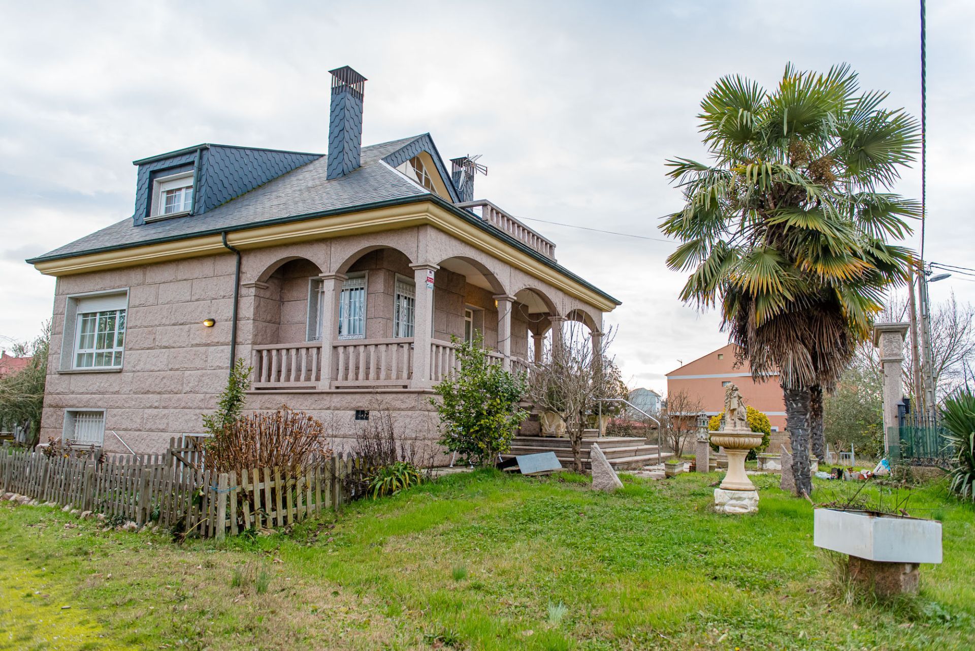Vista exterior de Casa o xalet en venda en Ponferrada amb Calefacció, Jardí privat i Terrassa