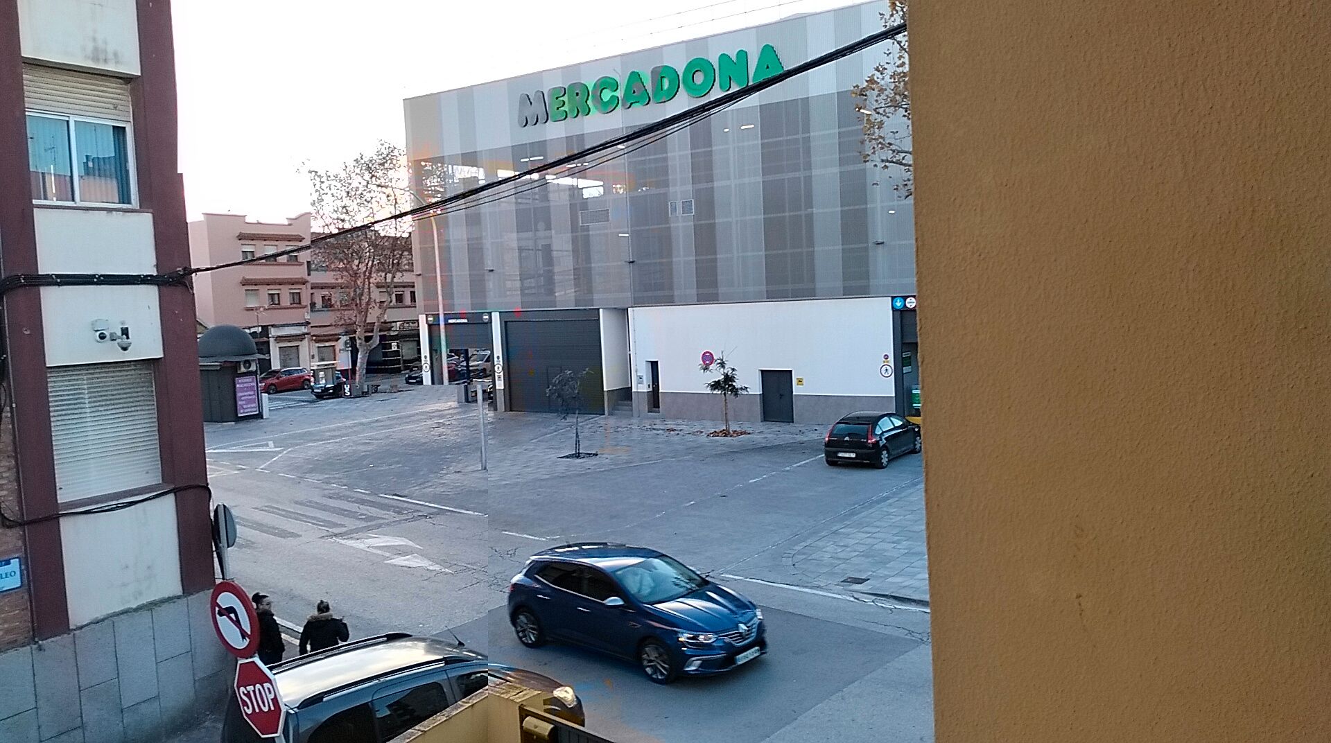 Vista exterior de Casa o xalet en venda en La Línea de la Concepción amb Terrassa, Traster i Moblat