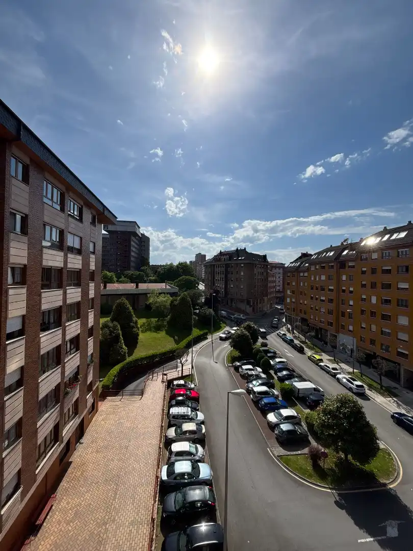 Vista exterior de Piso de alquiler en Oviedo  con Calefacción, Parquet y Amueblado