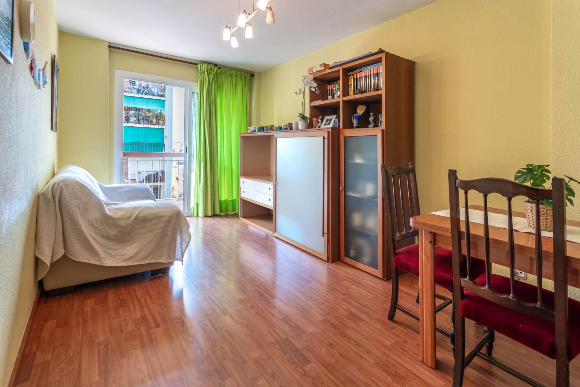 Habitación de Piso en venta en L'Hospitalet de Llobregat con Parquet y Balcón