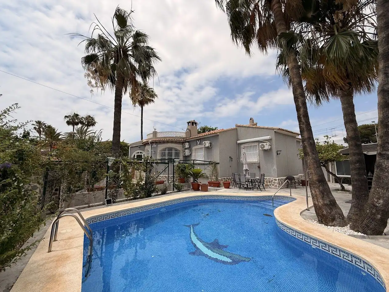 Vista exterior de Casa o xalet en venda en El Campello amb Aire condicionat, Calefacció i Jardí privat