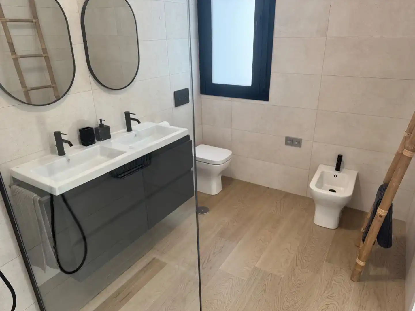 Baño de Piso en venta en Dos Hermanas con Aire acondicionado, Piscina y Balcón