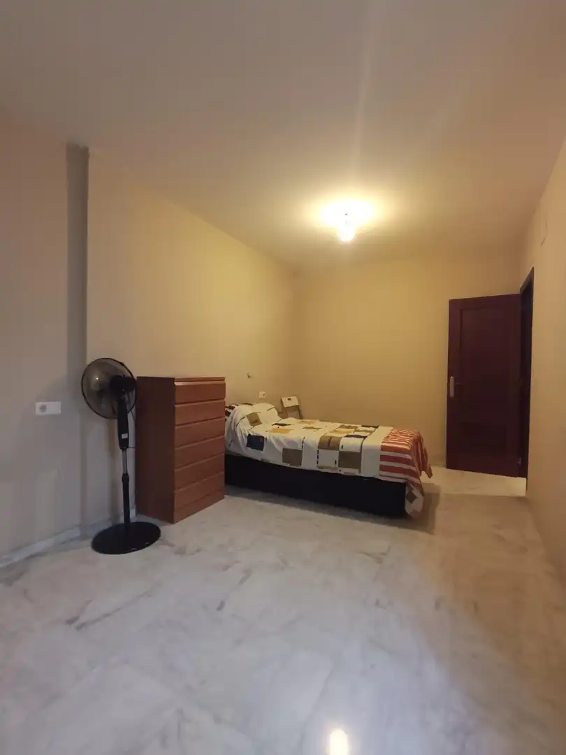 Habitación de Piso en venta en La Algaba con Aire acondicionado