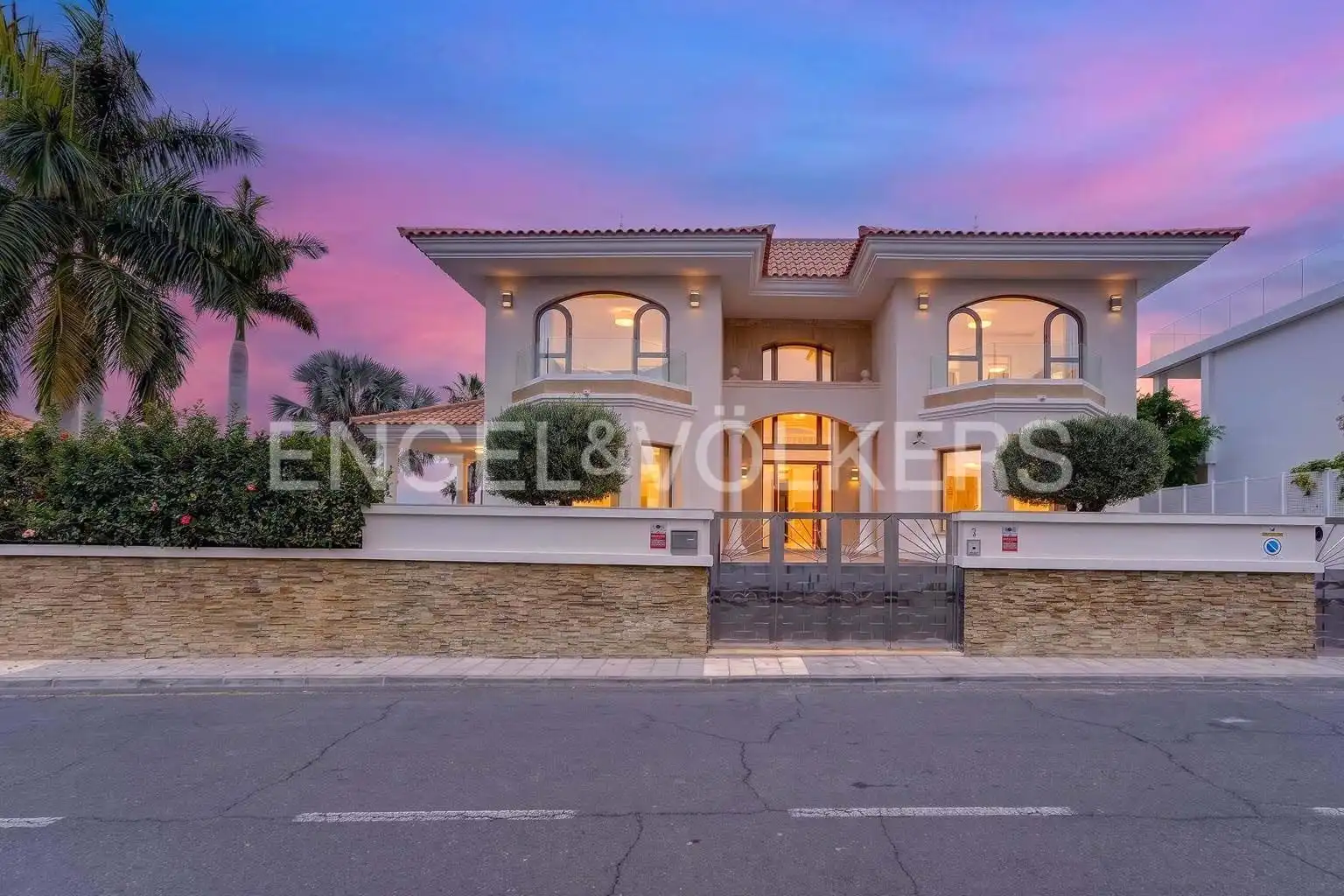 Vista exterior de Casa o chalet en venta en Adeje con Aire acondicionado, Terraza y Piscina
