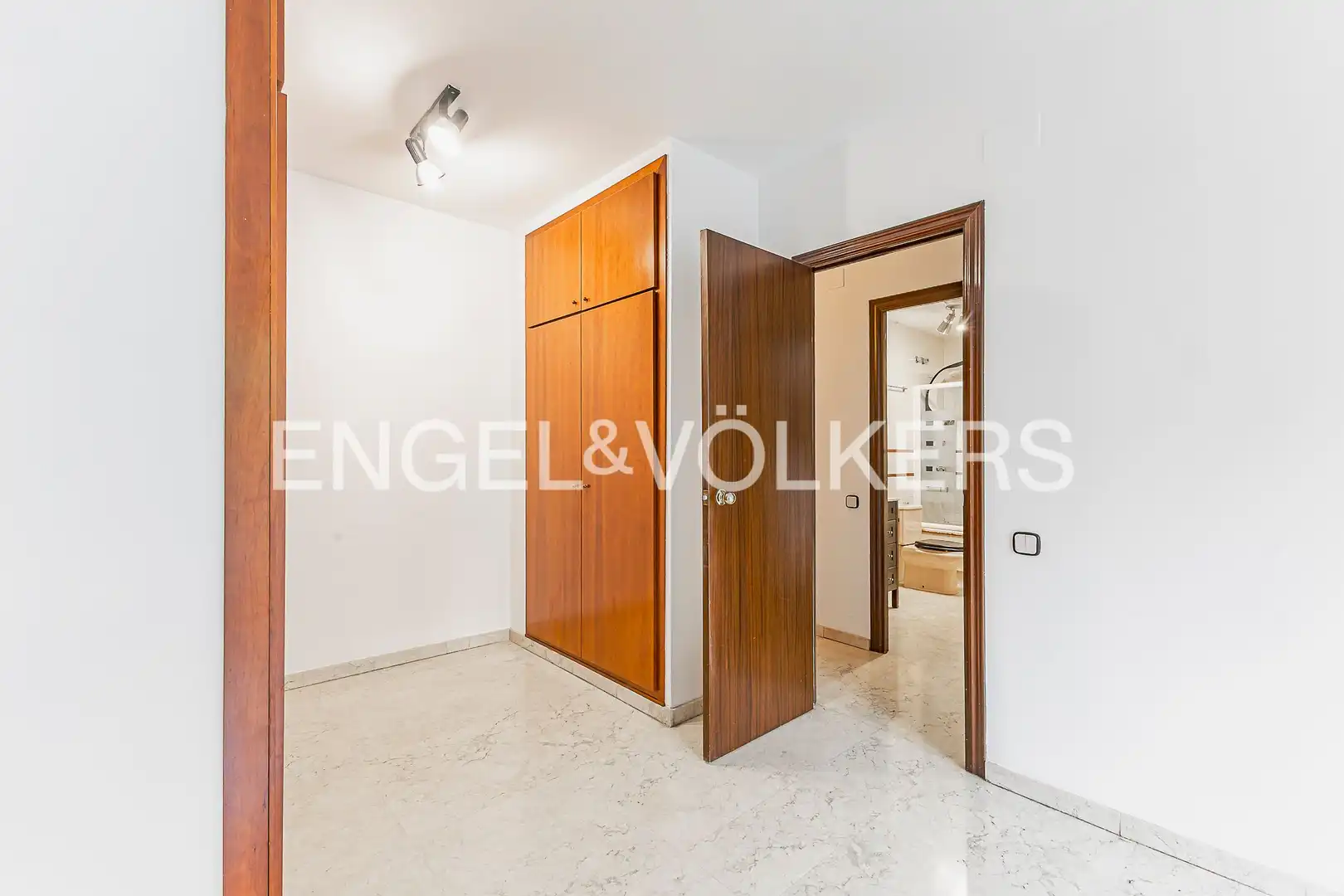Wohnung zum Verkauf in Barcelona mit Klimaanlage, Heizung und Terrasse