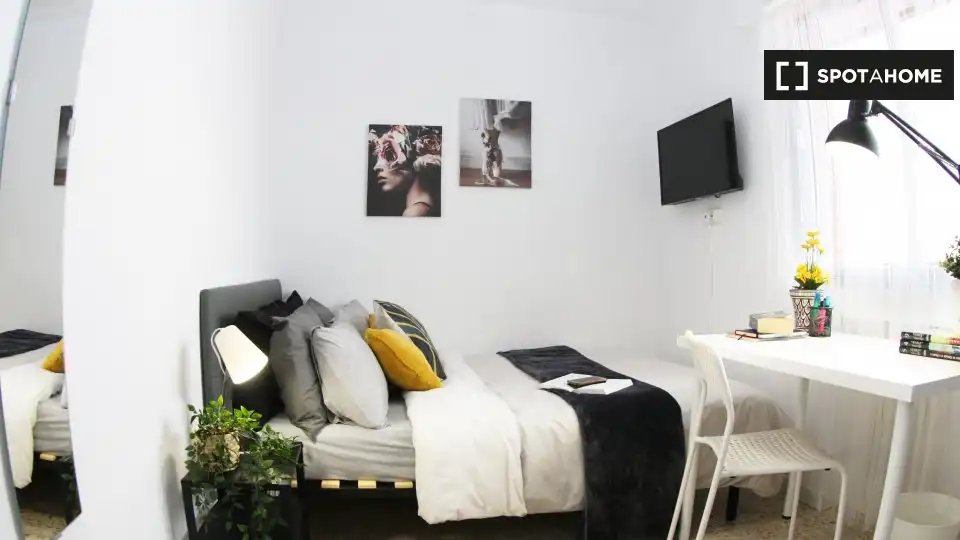 Bedroom of Flat for rent in Madrid  with Air Conditioner, Heating and Furnished