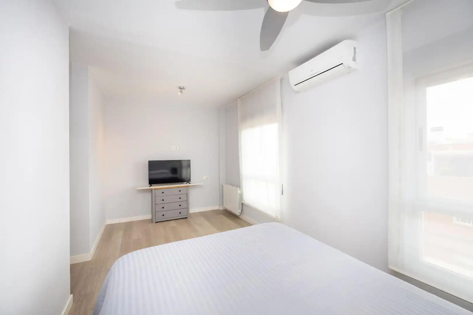 Bedroom of Flat for rent in Granada  with Air Conditioner, Heating and Furnished