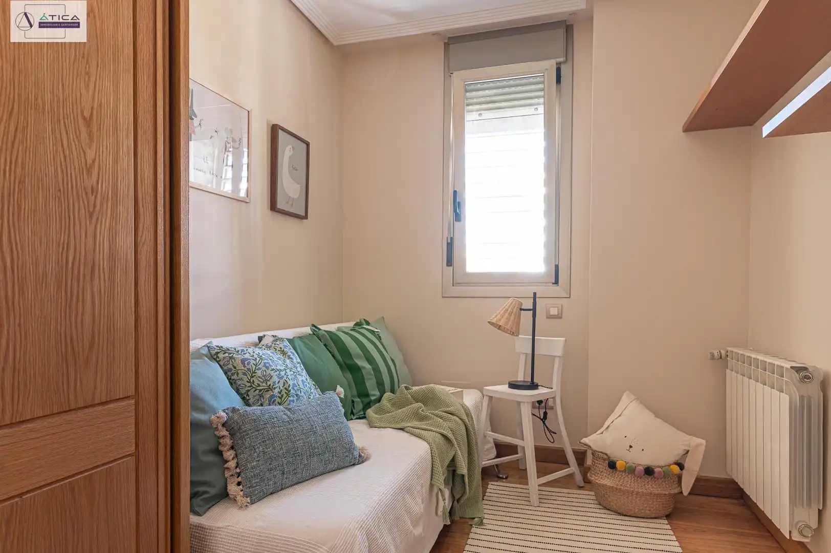 Schlafzimmer von Dachboden zum Verkauf in Santander mit Heizung, Privatgarten und Parkett