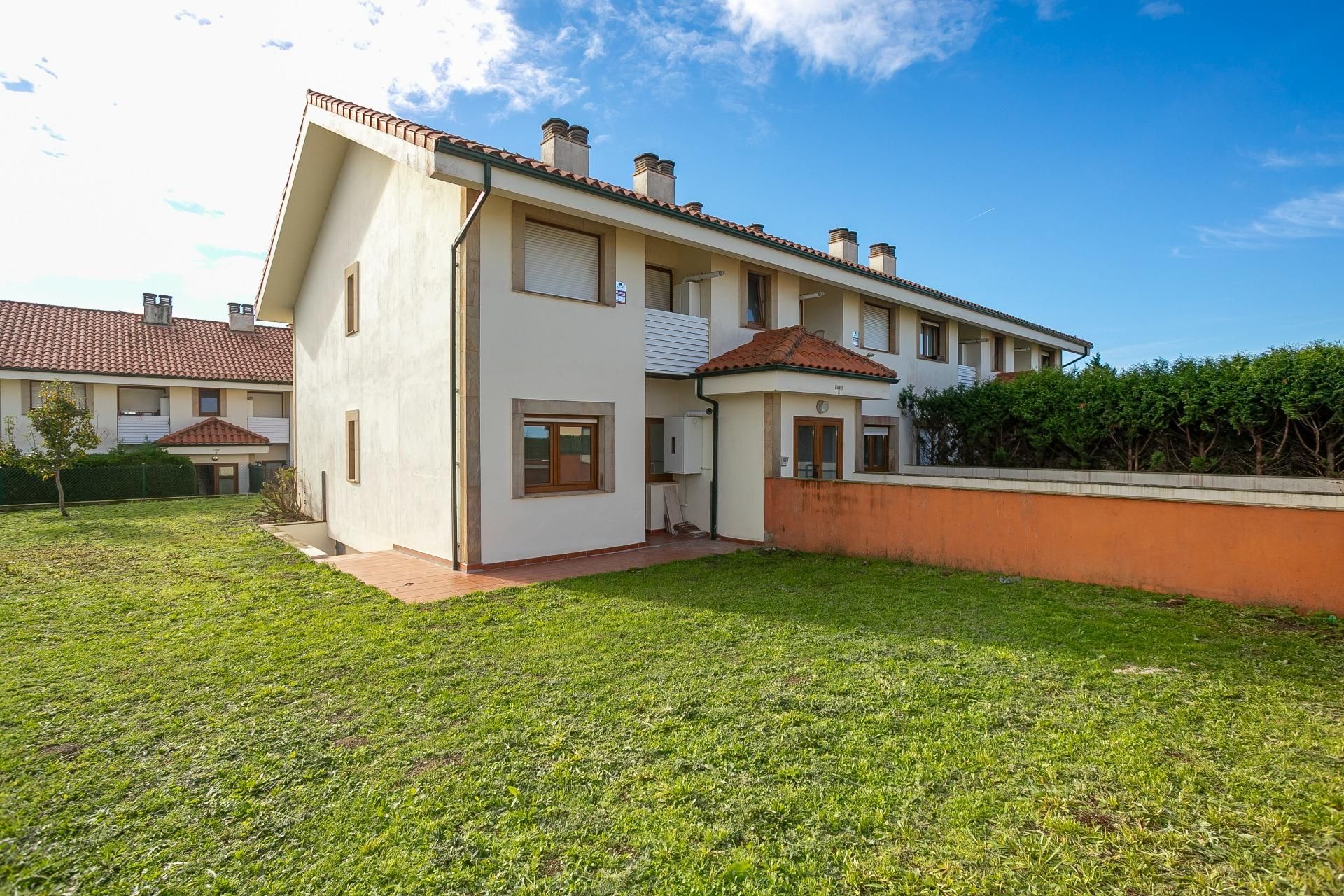 Vista exterior de Pis en venda en Val de San Vicente  amb Jardí privat i Terrassa