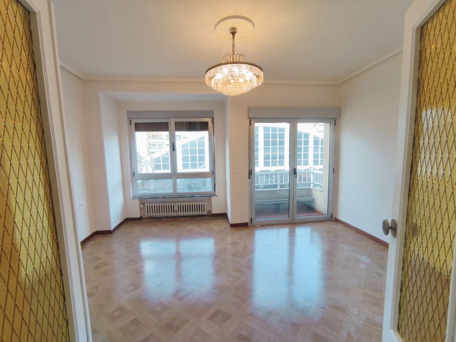 Sala d'estar de Pis en venda en Siero amb Parquet, Moblat i Balcó