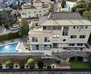 Vista exterior de Casa o xalet de lloguer en Esplugues de Llobregat amb Aire condicionat, Terrassa i Piscina
