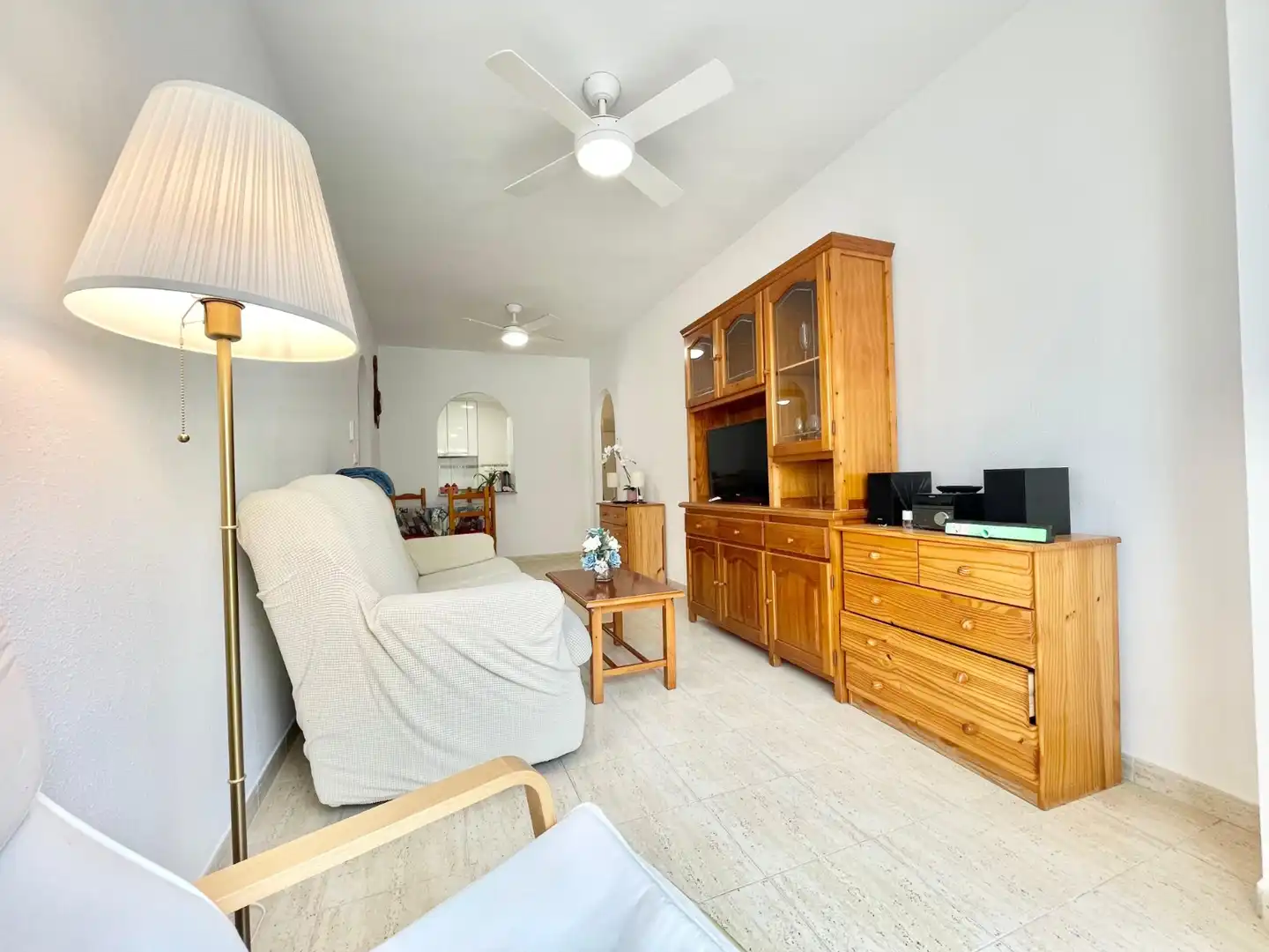 Sala d'estar de Apartament de lloguer en Torrevieja amb Calefacció, Terrassa i Piscina