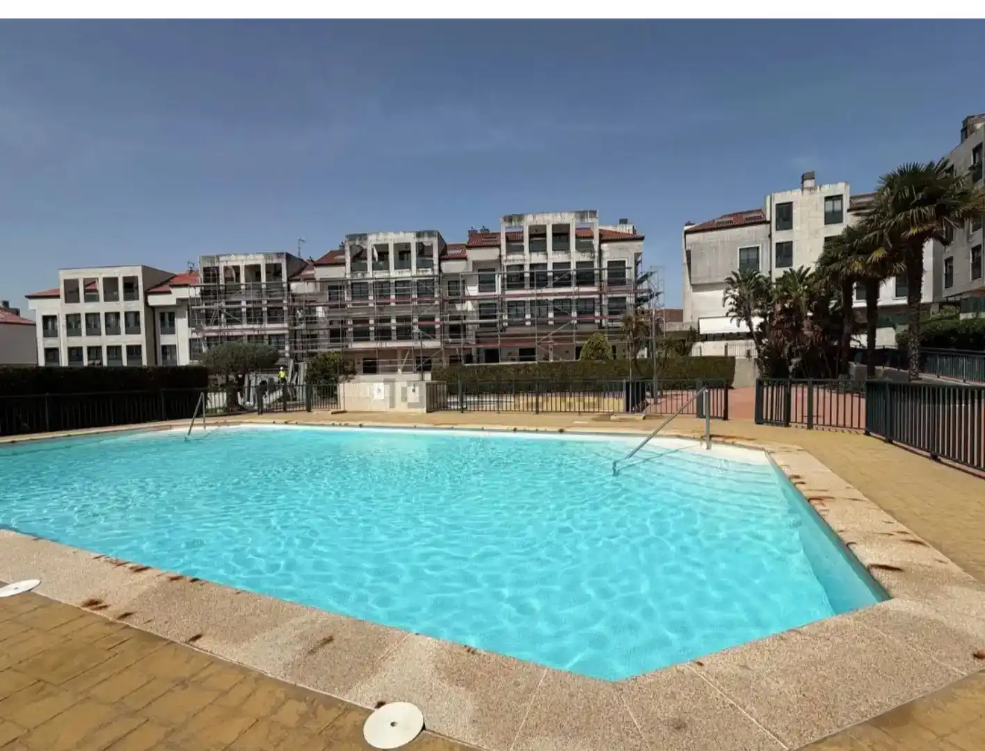 Piscina de Pis en venda en Pontevedra Capital  amb Jardí privat, Parquet i Traster