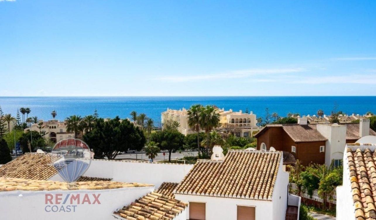 Vista exterior de Dúplex en venda en Mijas amb Jardí privat, Terrassa i Piscina comunitària