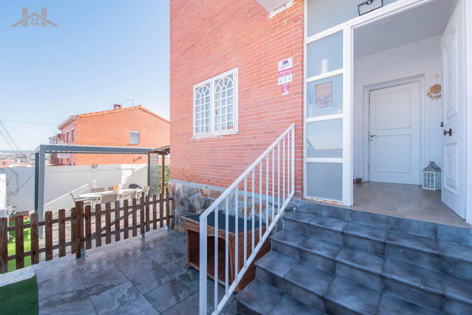 Vista exterior de Casa adosada en venda en Yeles amb Aire condicionat, Calefacció i Jardí privat