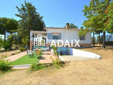 Casa amb piscina en venda a La Perala