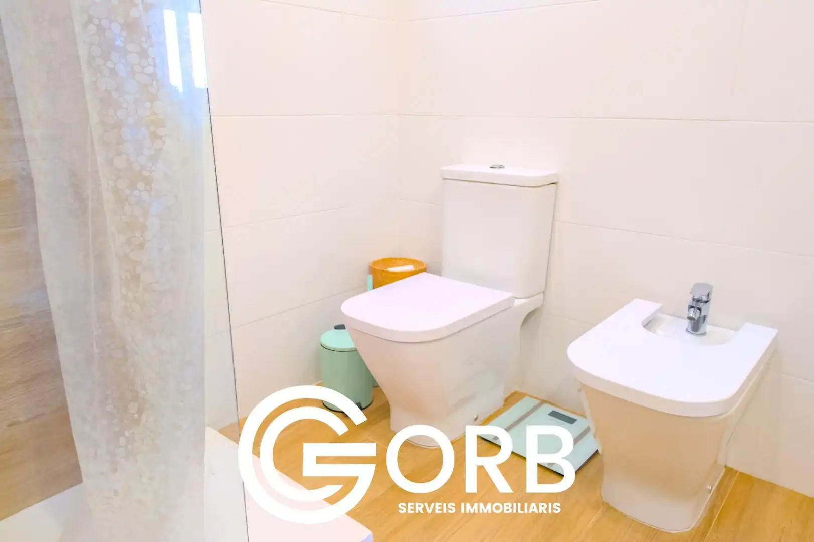Badezimmer von Wohnung zum Verkauf in Mataró mit Klimaanlage, Heizung und Parkett