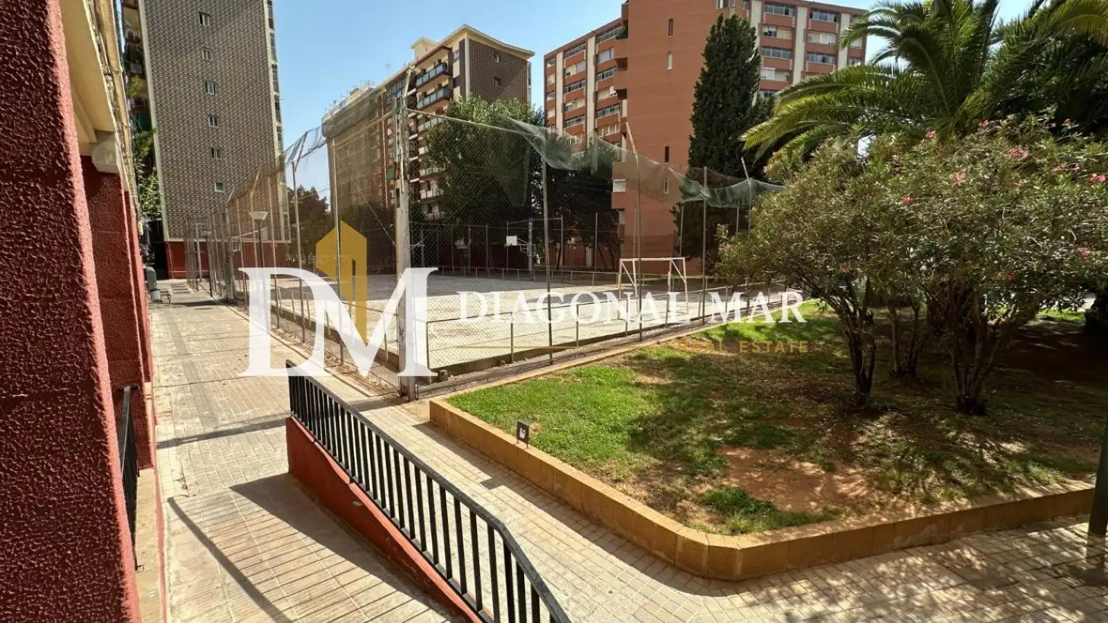 Vista exterior de Dúplex en venda en Barcelona amb Aire condicionat i Balcó