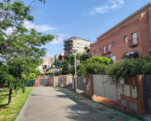 Vista exterior de Casa adosada en venda en Tiana amb Calefacció, Jardí privat i Terrassa