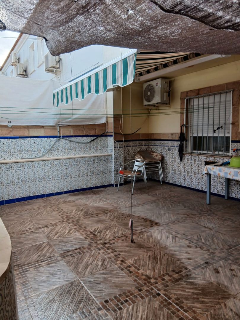 Vista exterior de Casa adosada en venda en Los Santos de Maimona amb Aire condicionat, Terrassa i Traster