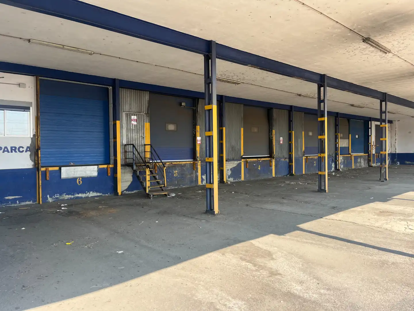Vista exterior de Nau industrial de lloguer en Santovenia de la Valdoncina amb Calefacció i Alarma