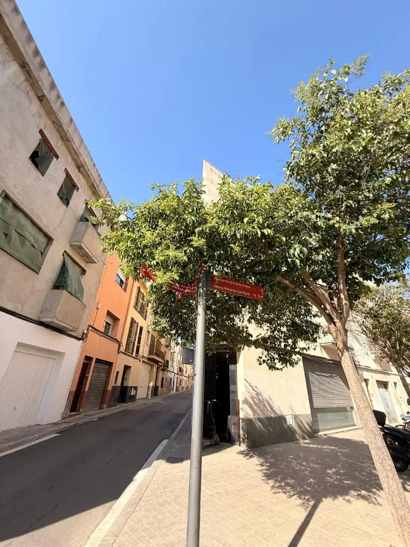 Vista exterior de Local en venda en Vilanova i la Geltrú amb Aire condicionat i Alarma