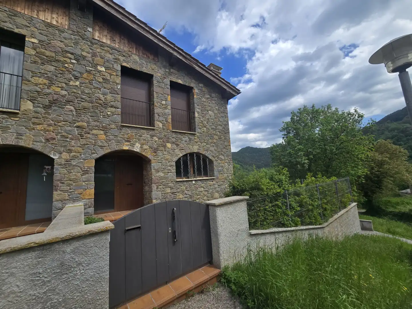 Vista exterior de Casa o xalet en venda en Vallfogona de Ripollès amb Calefacció, Jardí privat i Parquet