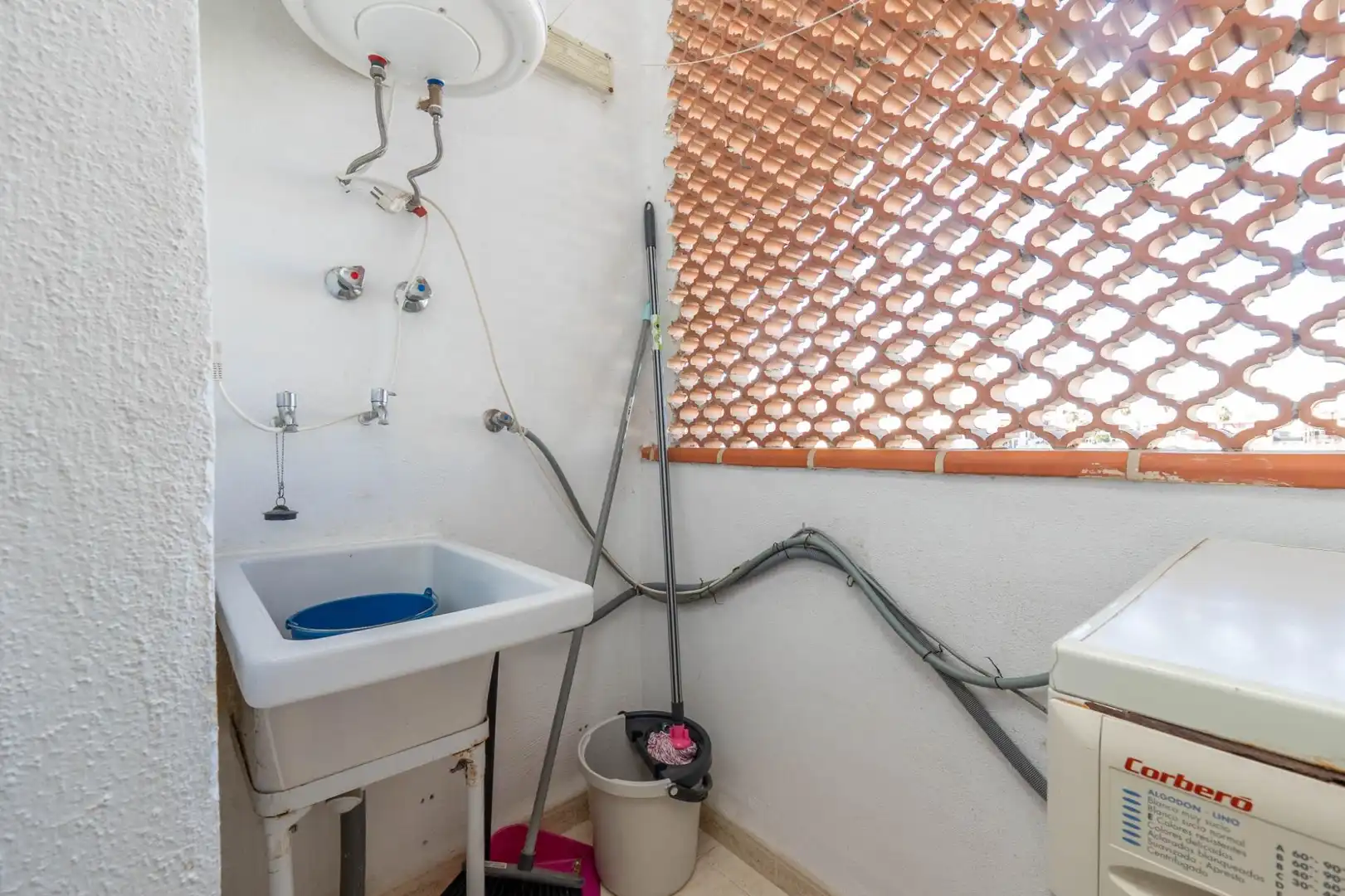 Bany de Pis en venda en Churriana de la Vega amb Piscina comunitària