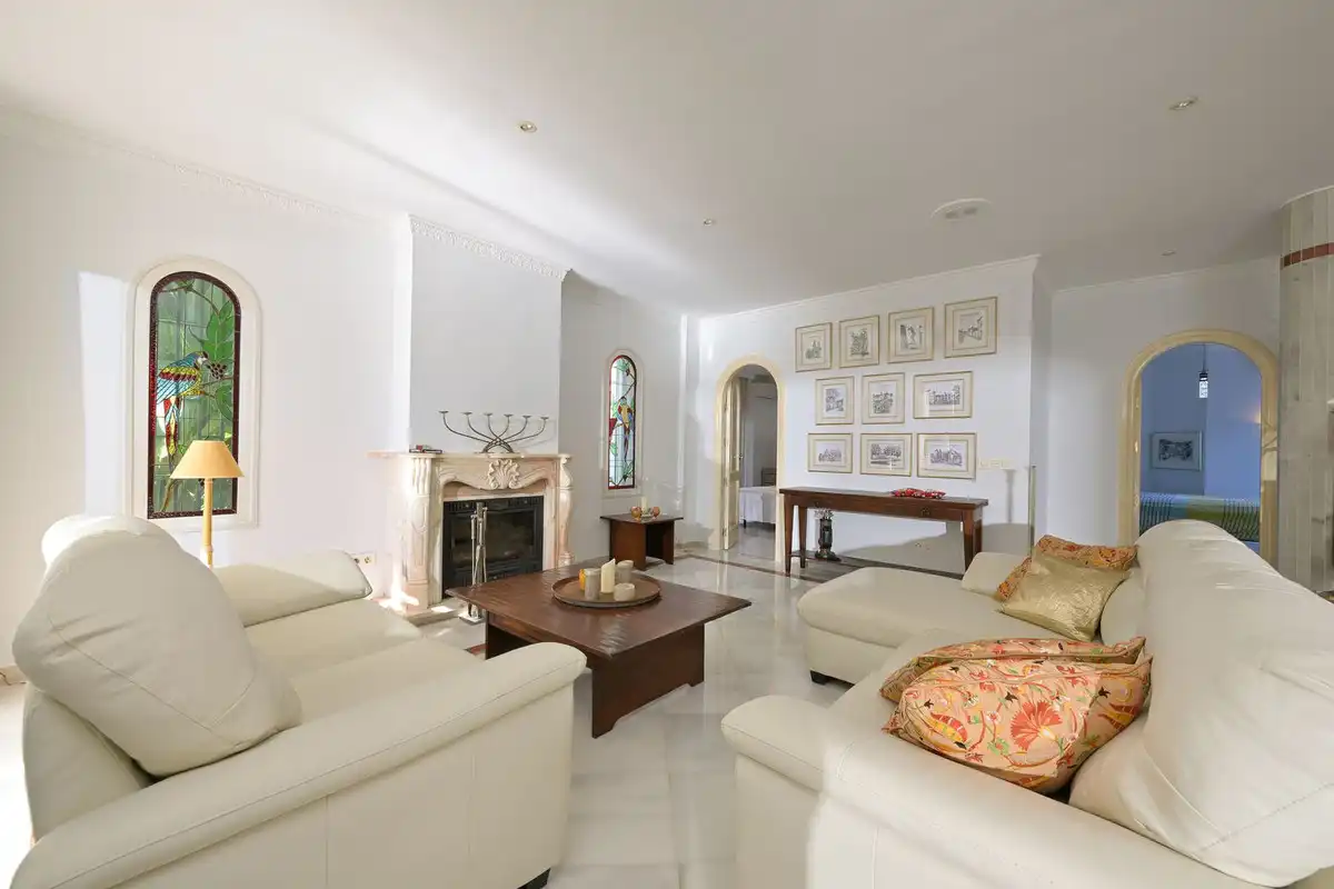 Sala de estar de Casa o chalet en venta en Marbella con Terraza, Trastero y Piscina