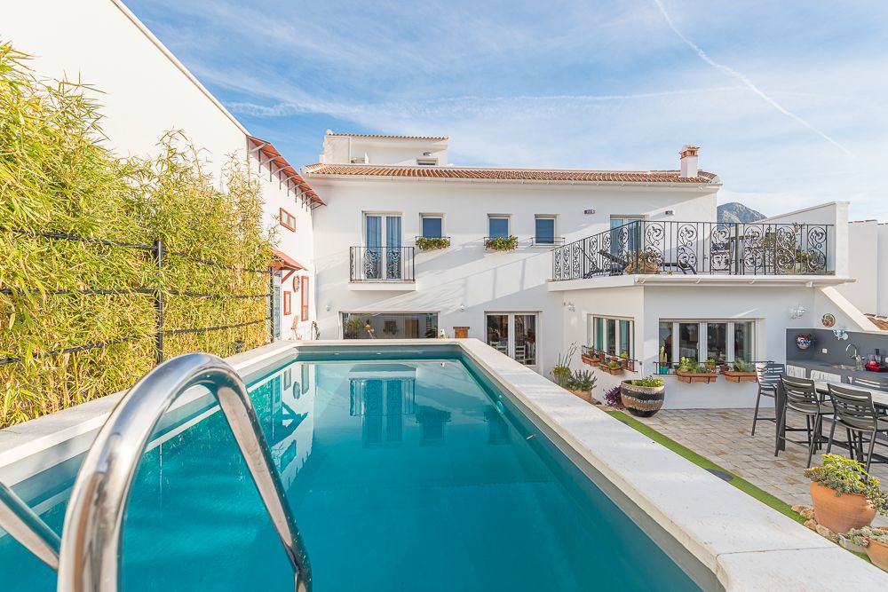Piscina de Finca rústica en venda en Alfarnatejo amb Aire condicionat, Calefacció i Jardí privat