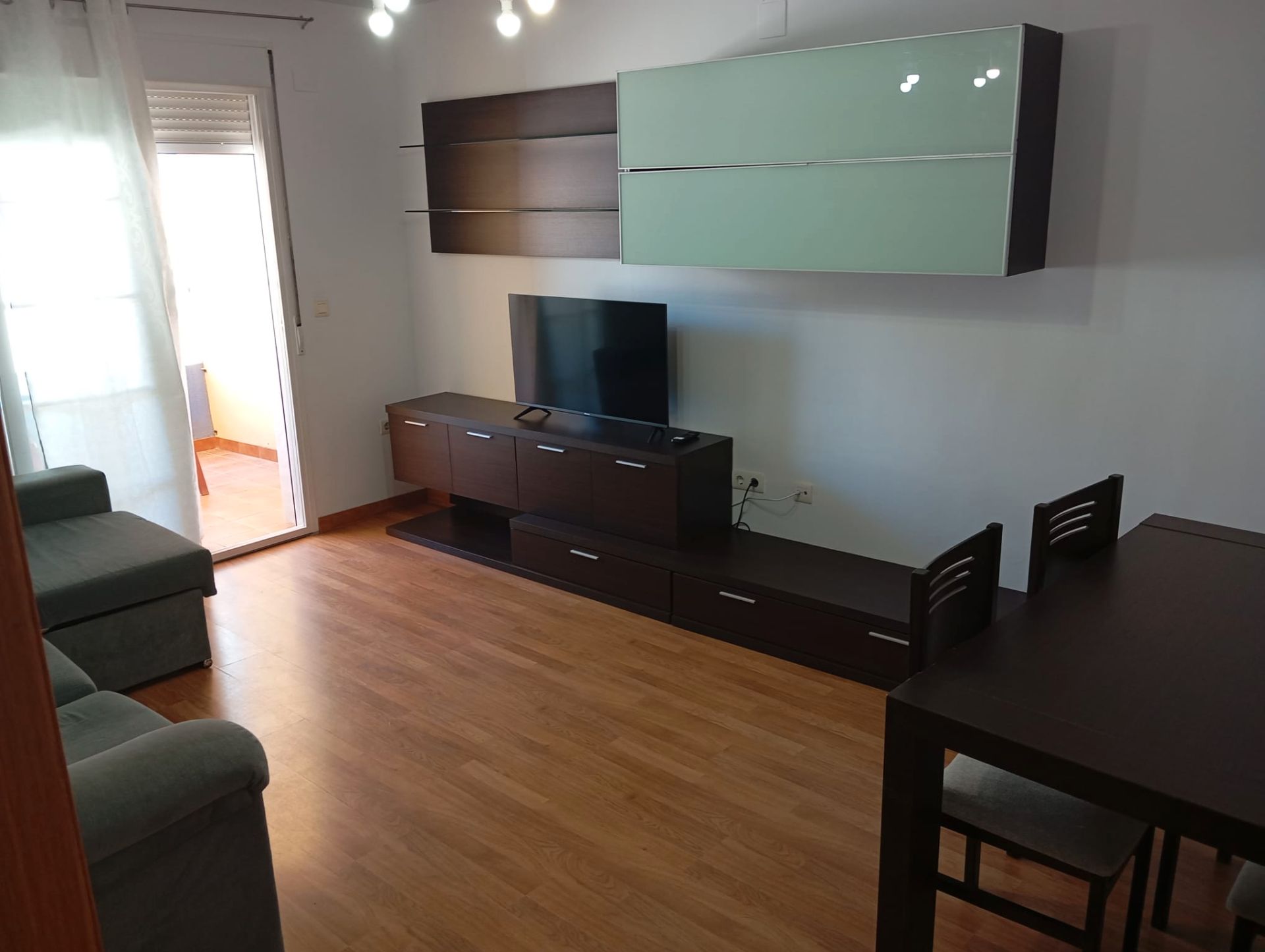 Sala d'estar de Pis de lloguer en Albuñol amb Parquet, Terrassa i Moblat