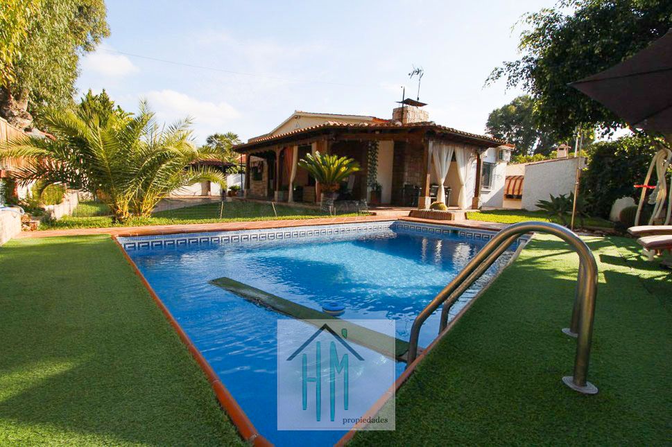 Piscina de Casa o xalet en venda en San Vicente del Raspeig / Sant Vicent del Raspeig amb Aire condicionat, Jardí privat i Traster
