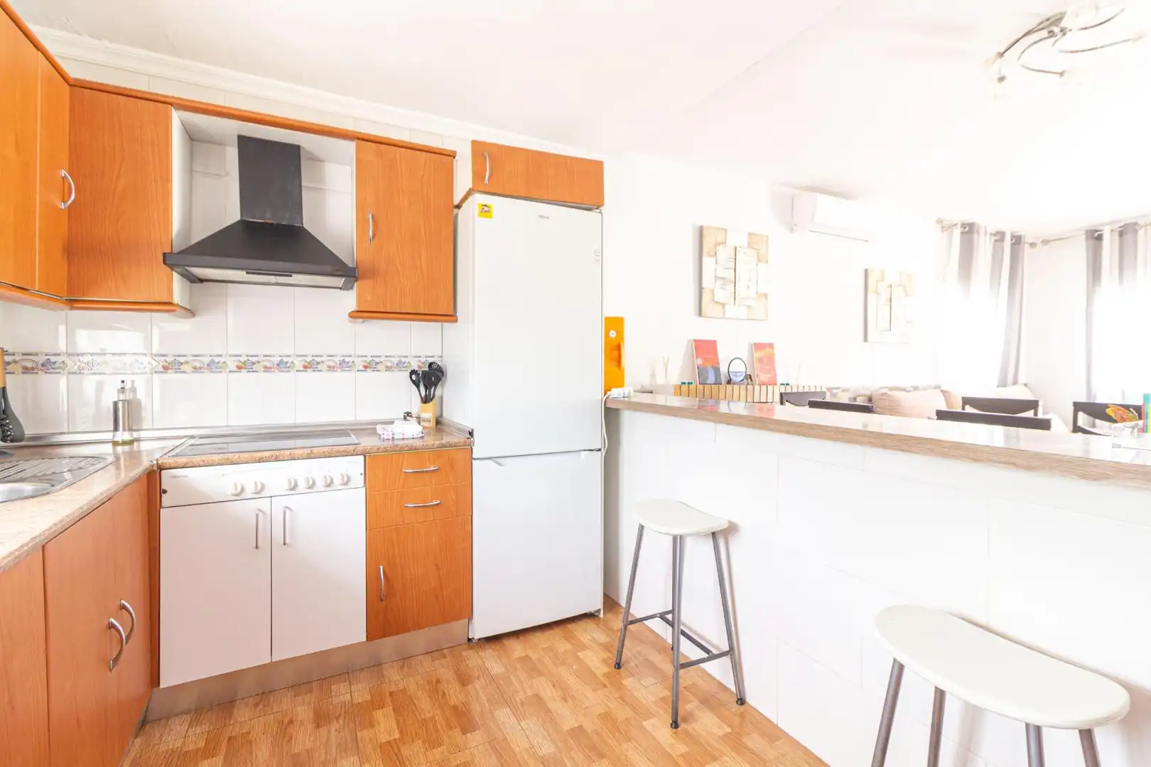 Cuina de Casa o xalet en venda en Chiclana de la Frontera amb Aire condicionat, Jardí privat i Terrassa