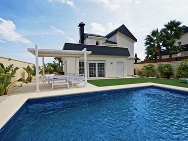 Villa con piscina in vendita a Calle PAU NUMERO 1