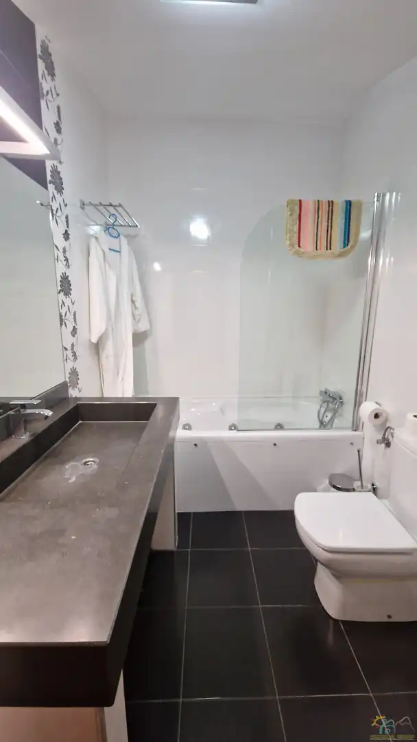 Badezimmer von Einfamilien-Reihenhaus zum Verkauf in Diezma mit Klimaanlage, Heizung und Privatgarten