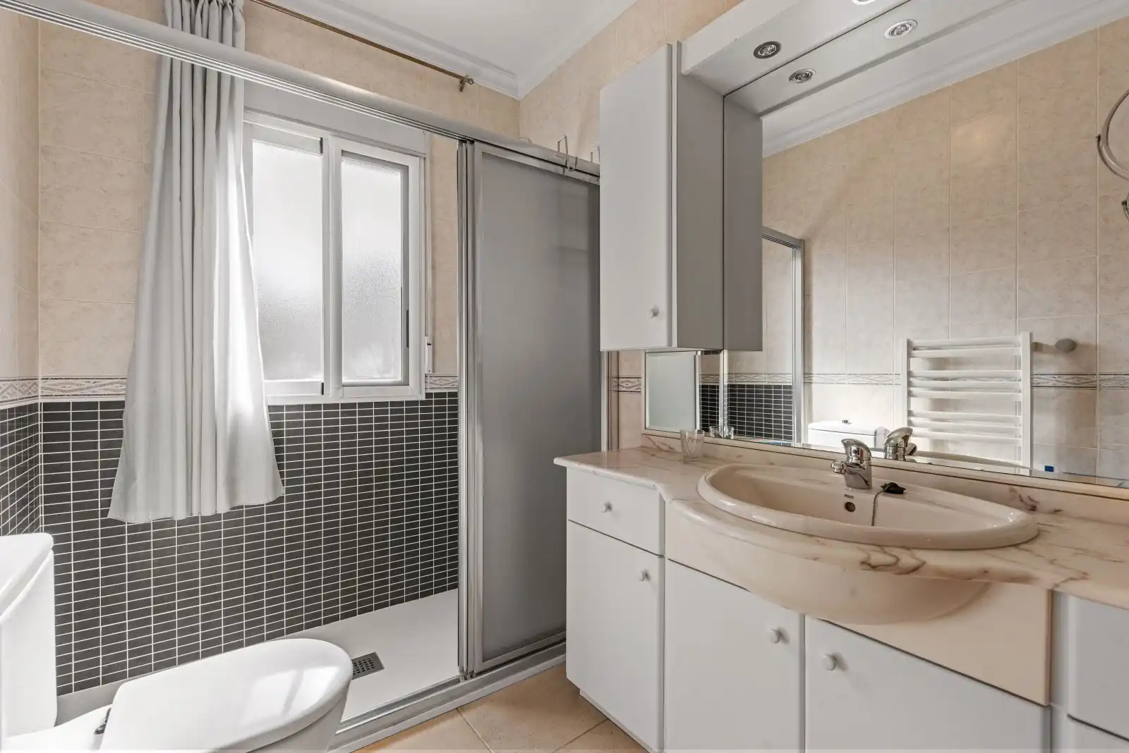 Baño de Finca rústica en venta en Pedreguer con Aire acondicionado, Calefacción y Jardín privado