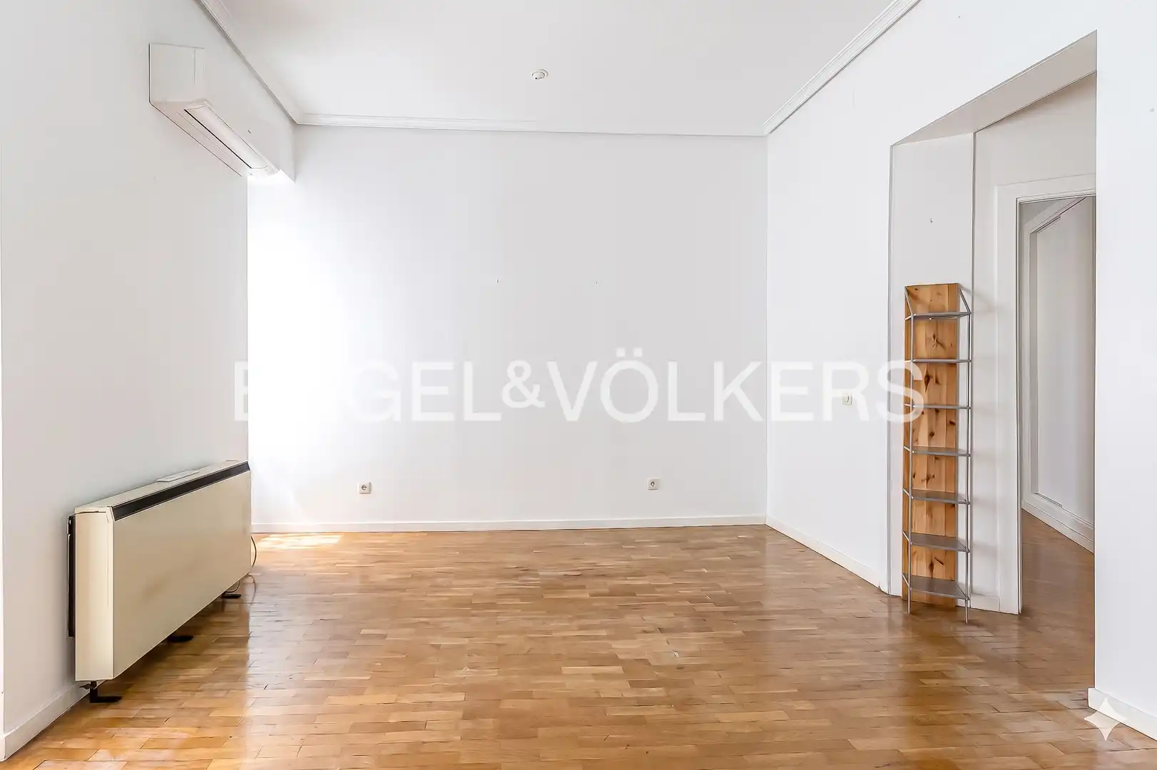 Living room of Flat for sale in Madrid  with Air Conditioner, Heating and Parquet flooring