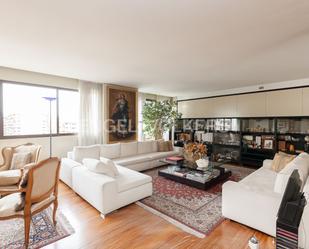 Sala d'estar de Apartament en venda en  Madrid Capital amb Aire condicionat, Terrassa i Piscina