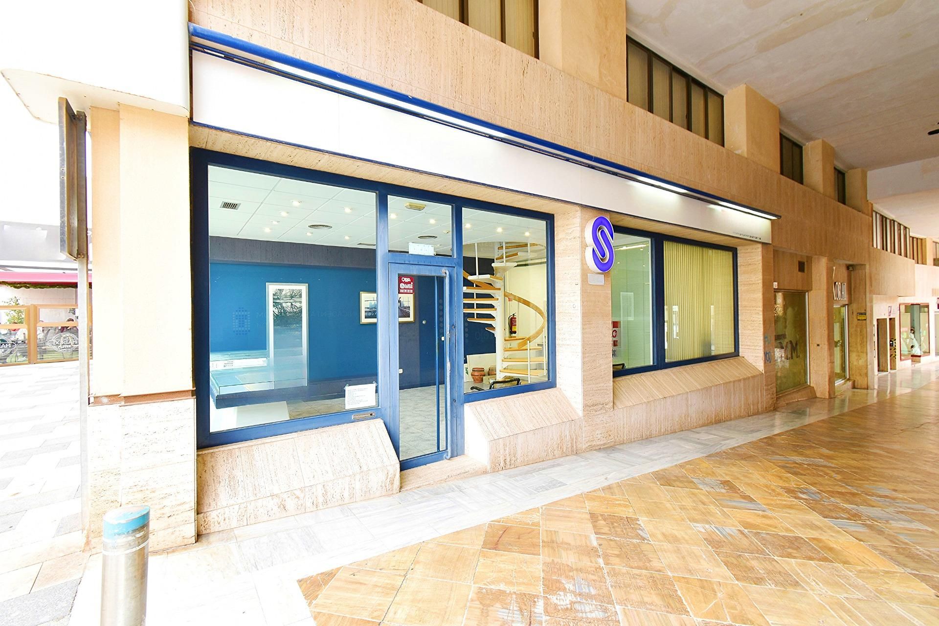 Vista exterior de Oficina en venda en El Ejido amb Aire condicionat