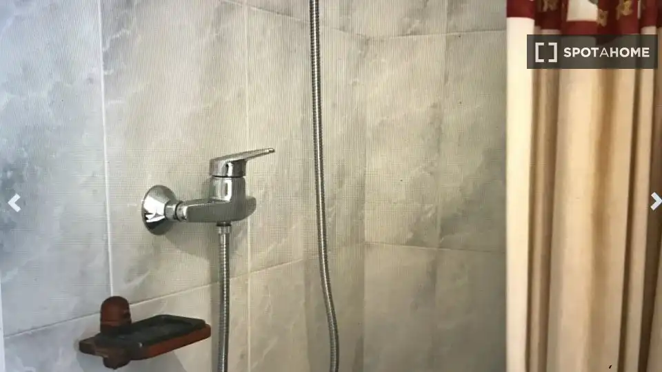 Badezimmer von Wohnung zur untervermieten in  Pamplona / Iruña mit Klimaanlage, Heizung und Terrasse