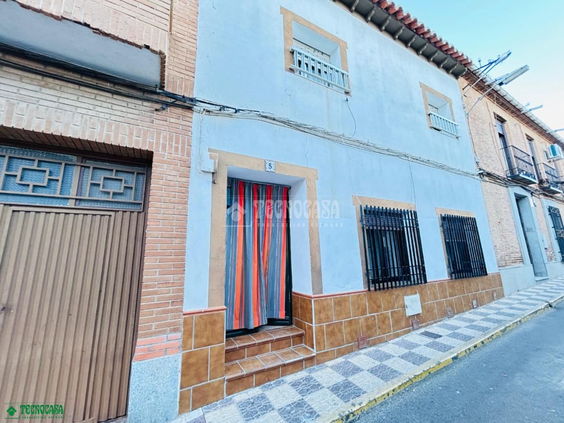 Vista exterior de Casa adosada en venta en Los Yébenes con Calefacción