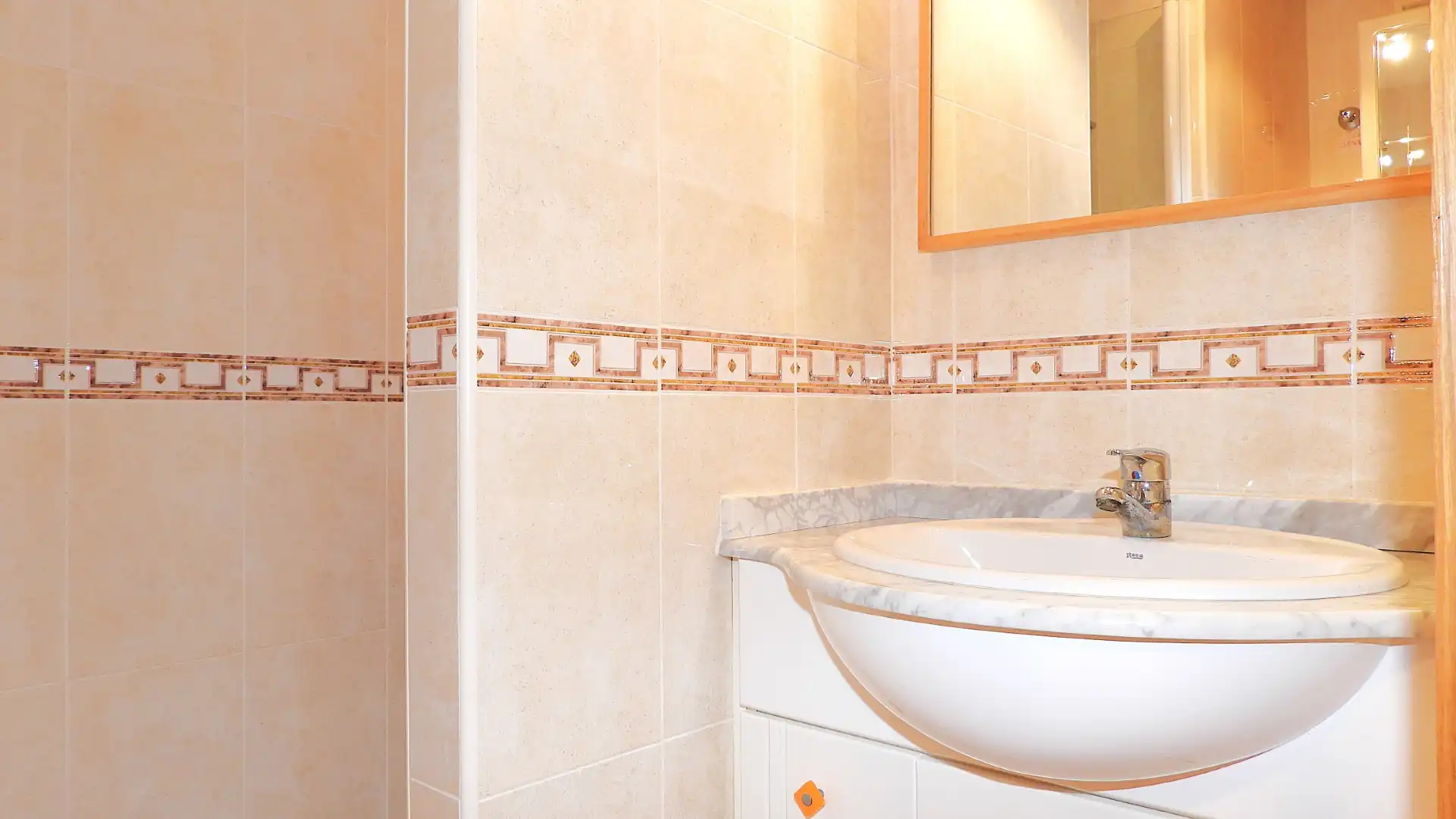 Baño de Apartamento en venta en La Manga del Mar Menor con Calefacción, Terraza y Amueblado