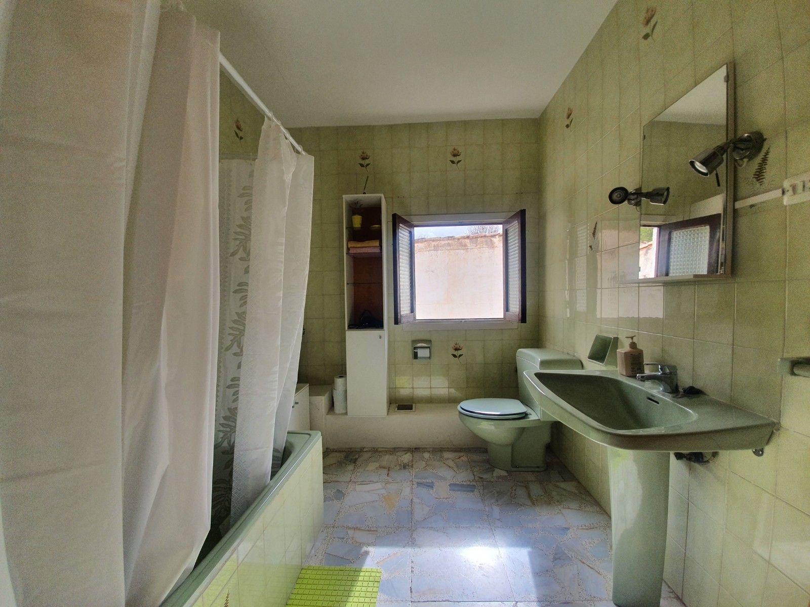 Bathroom of House or chalet for sale in Gor  with Private garden and Furnished