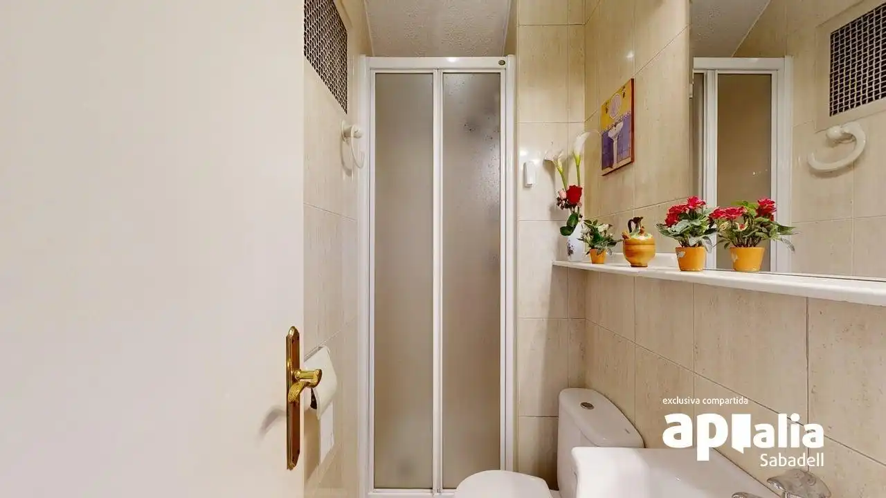 Bany de Casa o xalet en venda en Barberà del Vallès amb Aire condicionat, Calefacció i Jardí privat
