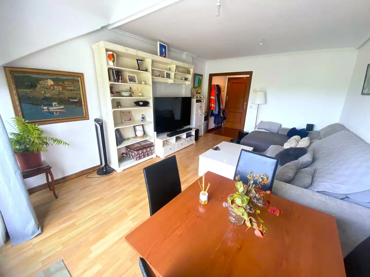 Wohnzimmer von Dachboden zum Verkauf in Castro-Urdiales mit Heizung, Privatgarten und Parkett
