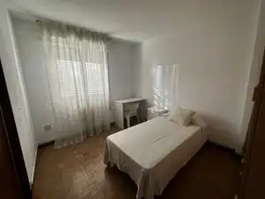 Habitación de Estudio de alquiler en Alcalá de Henares con Calefacción, Jardín privado y Amueblado