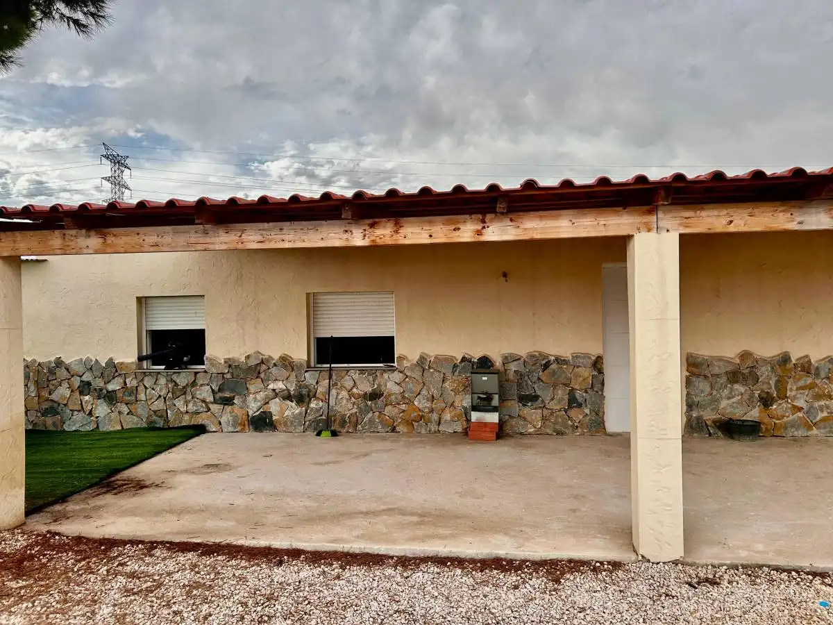 Außenansicht von Haus oder Chalet zum Verkauf in Crevillent mit Heizung und Schwimmbad